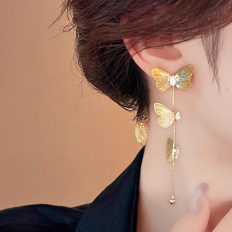The golden three-dimensional butterfly tassel earrings exude a feminine, light luxury and high-end feel. The design of the earrings is exaggerated and can make the face slimmer Application Scenario