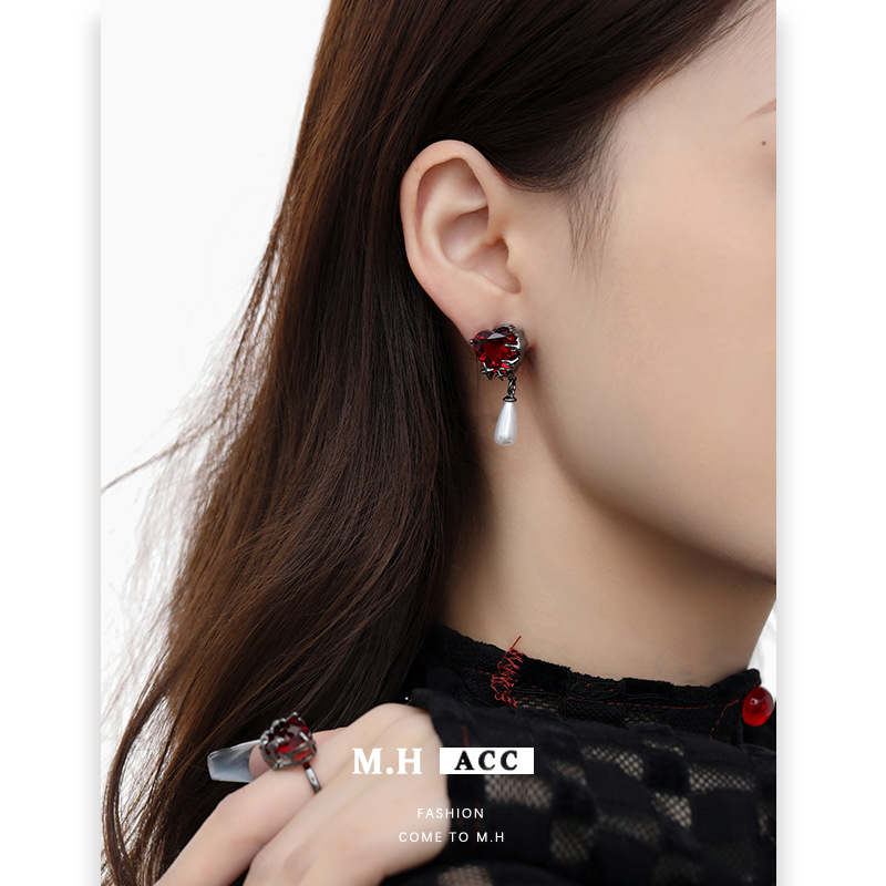 Cross-border pomegranate red heart-shaped earrings, fashionable and elegant European and American air gun black earrings, new personalized and trendy earrings wholesale Specification drawing