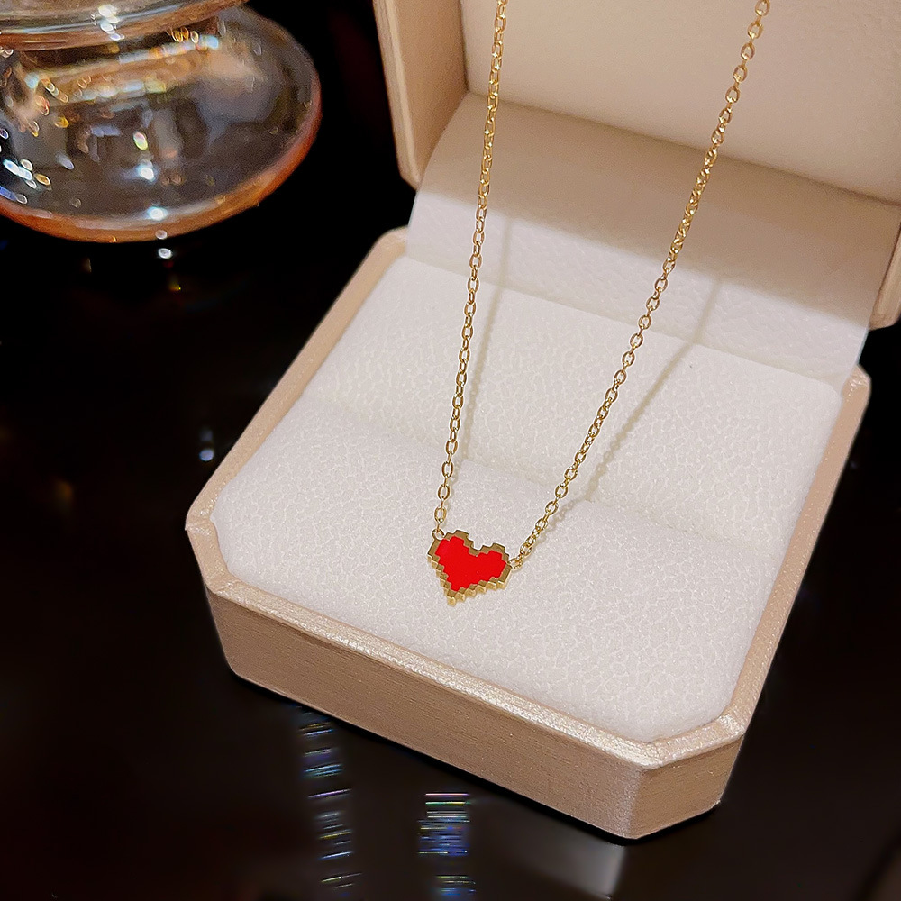 Korean sweet student red heart-shaped necklace for women, a light luxury and niche 2024 new heart-shaped collarbone chain accessory details Picture