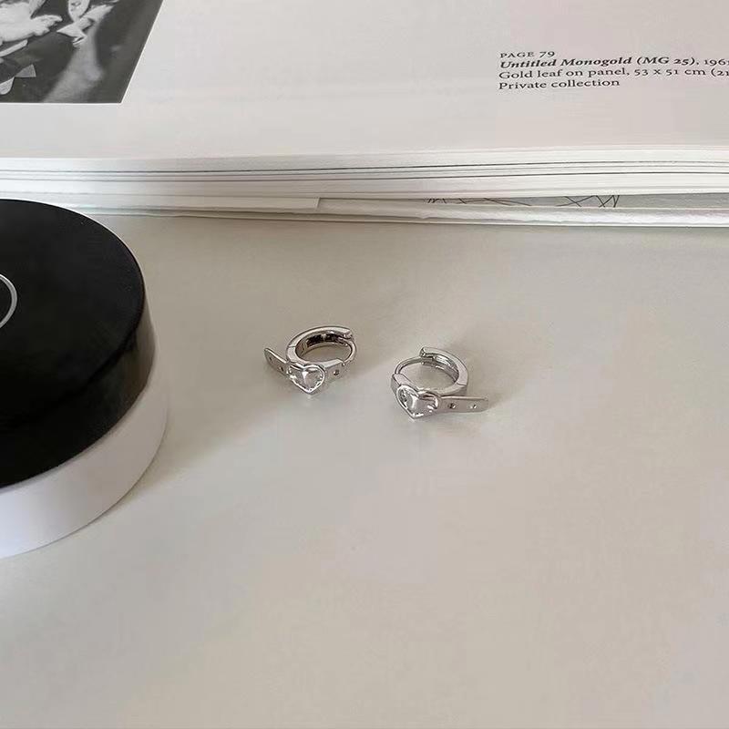 New personalized and trendy heart-shaped belt ear loops and ear clips for women, hip-hop versatile and niche design ear studs, ear loops and earrings for men Application Scenario
