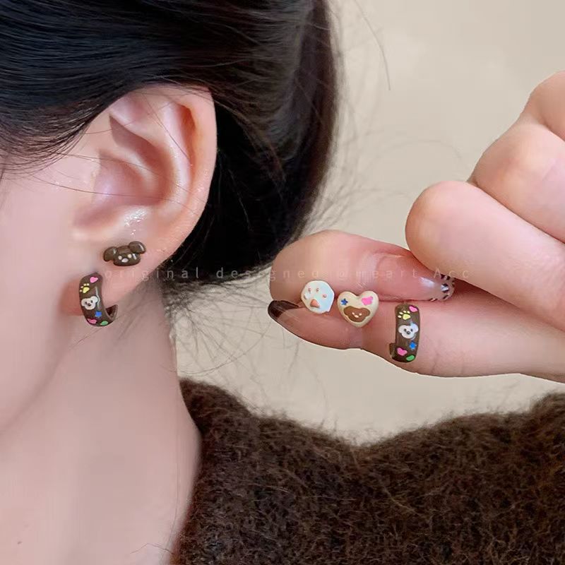Cute little dog heart-shaped stud earrings for women's autumn and winter new cartoon set earrings, exquisite and small design sense earrings Application Scenario