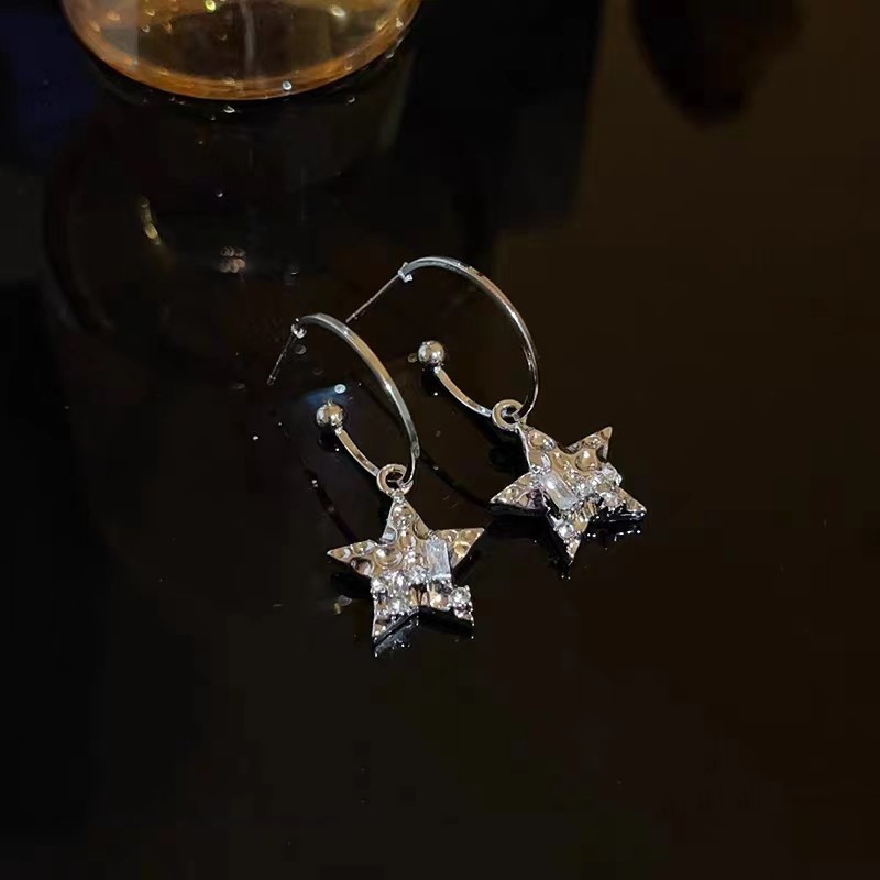 Sweet and cool style ~ Five-pointed star stud earrings for women, a unique and versatile design, light luxury and spicy girl earrings, high-end earrings Application Scenario