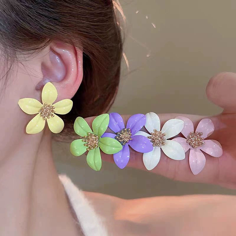 The new spring and summer floral earrings with a female forest theme, dopamine, and a sweet and girlish charm, are fashionable and fresh. They are best-selling ear studs and earrings full figure