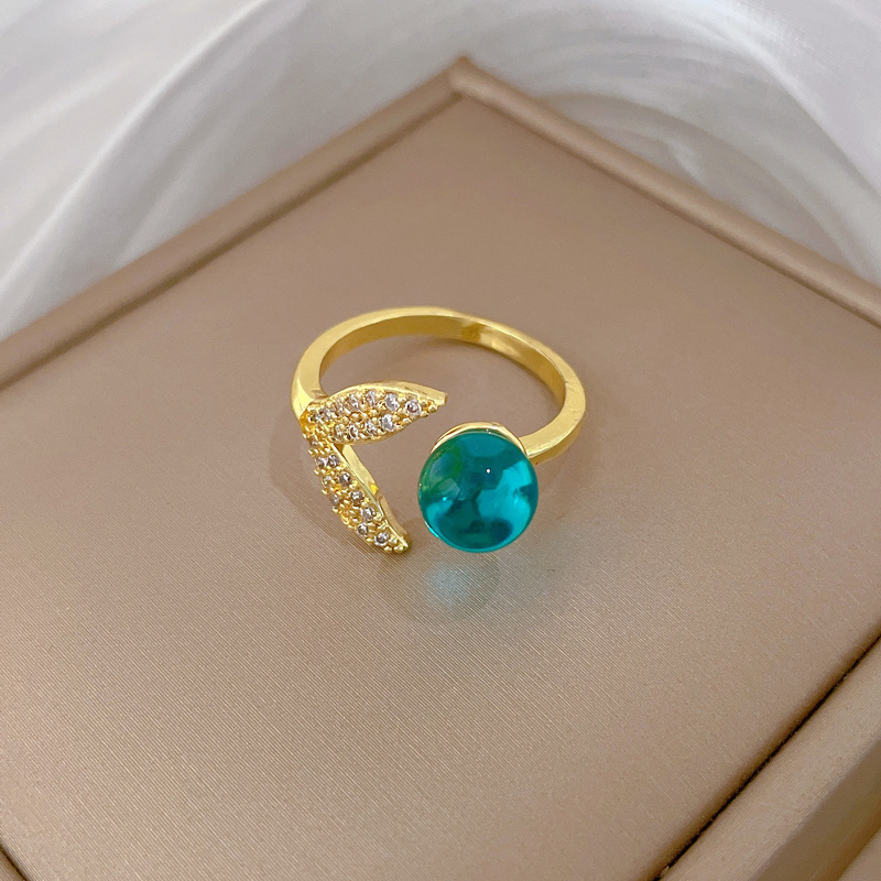 【 Real Gold 】 Korean version super shiny emerald crystal fishtail ring with adjustable opening, simple Japanese-style wrist ring Application Scenario