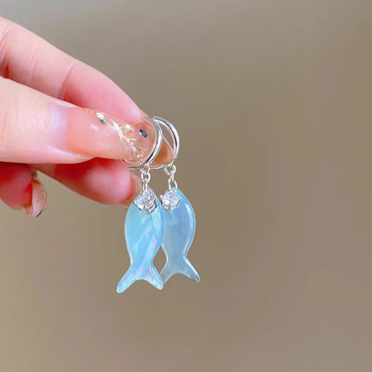 "Free and easy!" Blue and colorful small fish-shaped ear stud earrings for women, 2025 new style ear stud, niche design sense earrings for summer Specification drawing