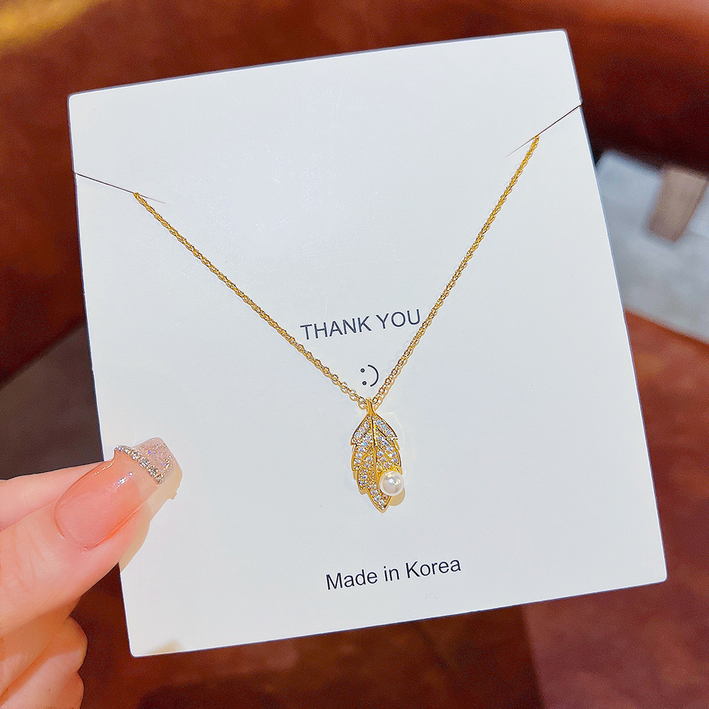 The 2025 new minimalist pearl necklace with an inS-style, high-end, niche collarbone chain and a trendy leaf pendant Specification drawing