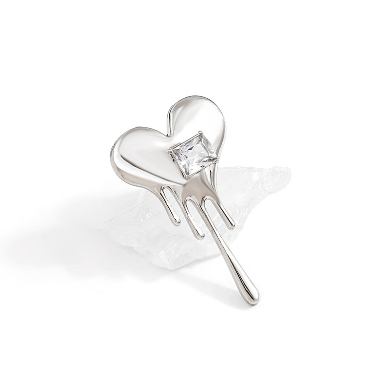 European and American retro metal style heart-shaped diamond-encrusted brooch, suit cardigan, overcoat, niche pin, simple and elegant accessory Application Scenario