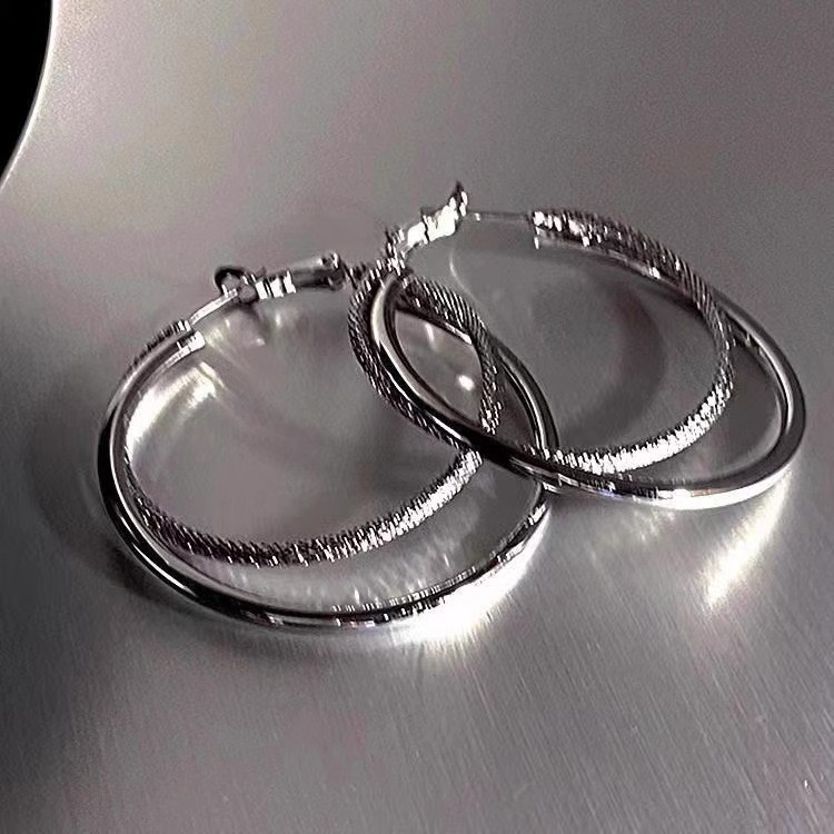 Simple and cold style double-ring large earrings, a new trendy ear ring for women in 2025, elegant, high-end and grand stud earrings Application Scenario