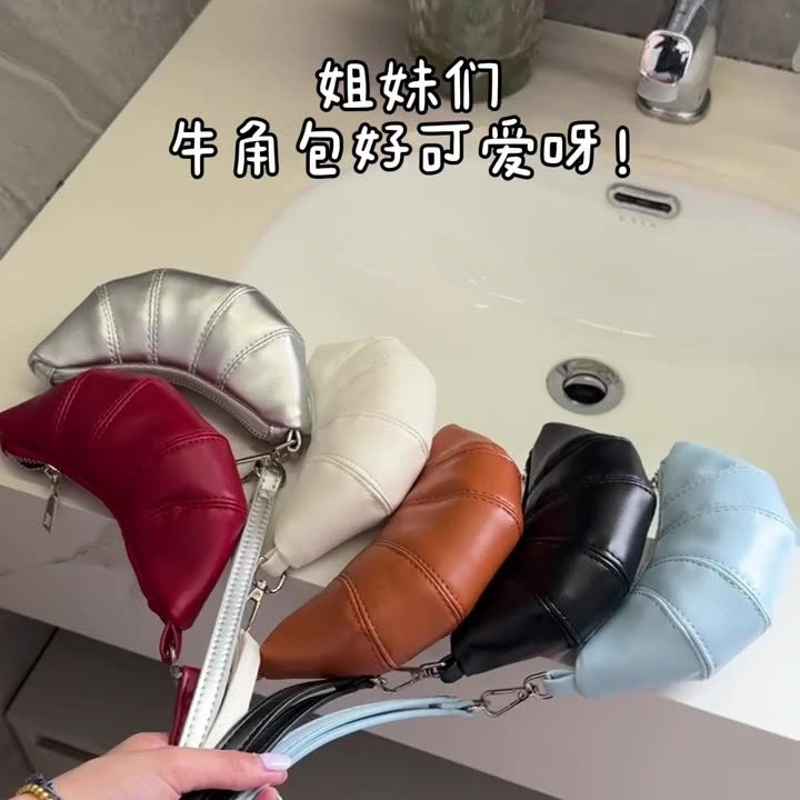 Mini neck-hanging small change key bag with a unique design sense and a stylish crossbody lipstick headphone bag. Cute horn bag full figure
