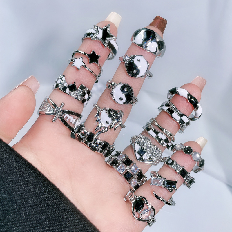 A woman with an irregular checkerboard pattern and color-blocked star fashion open ring, a woman with a cold style and simple personality on Instagram Specification drawing