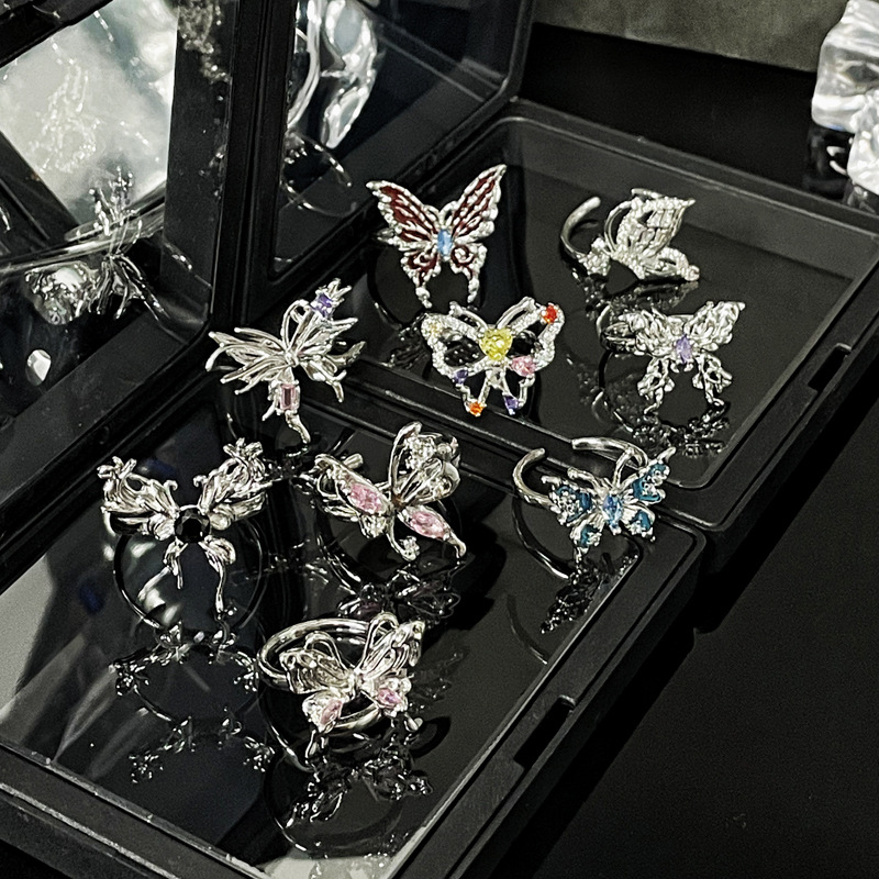 Irregular-shaped butterfly opening ring, a niche design for women, is light luxury, sweet, cool, fashionable and individual. It is a versatile accessory Application Scenario