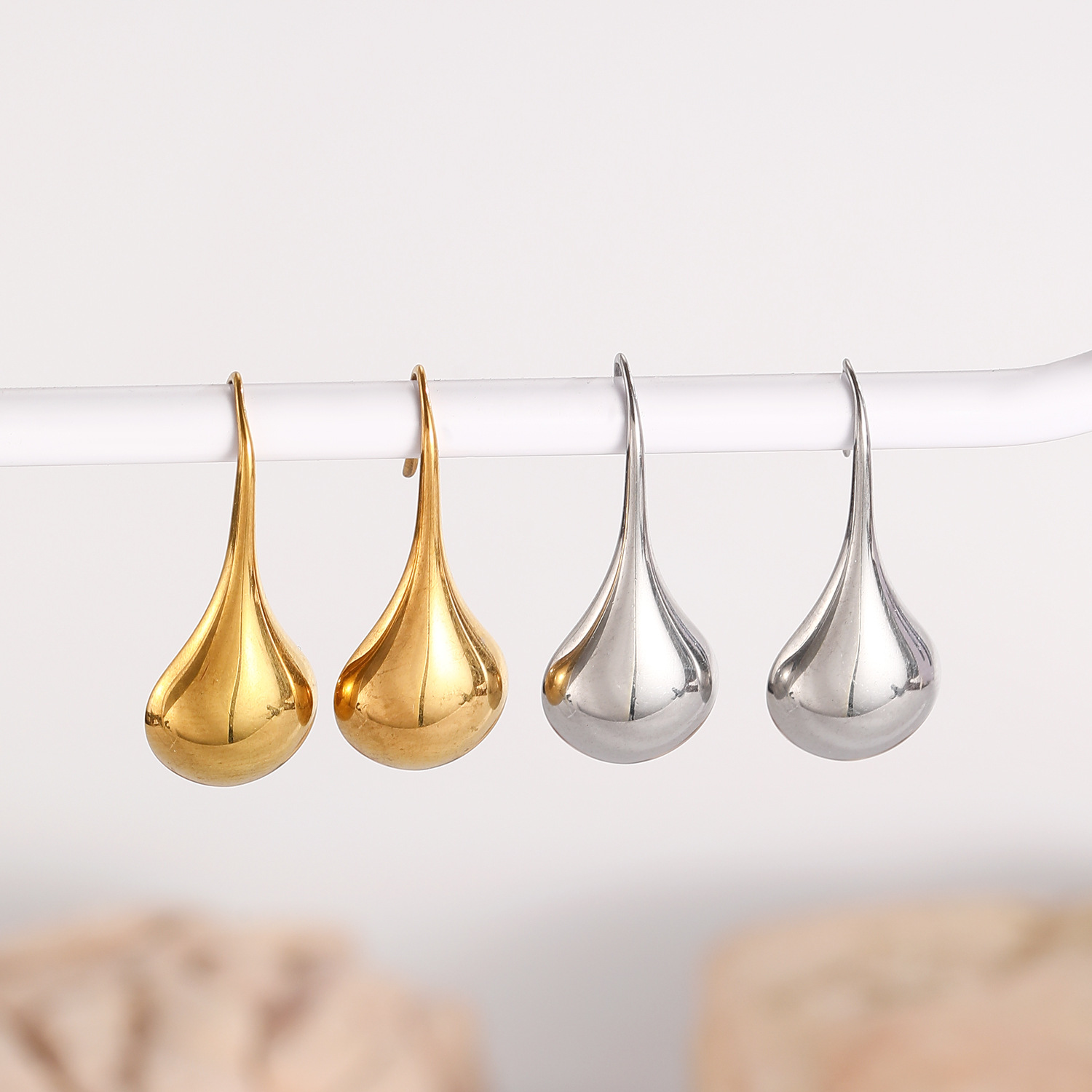 316 stainless steel teardrop ear hooks, simple Japanese and Korean style ear hooks that don't need to be removed while sleeping, elegant and fresh earrings Application Scenario