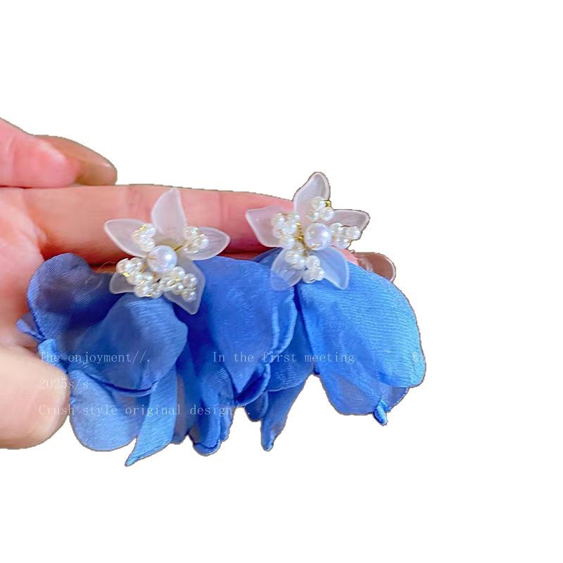 Gentle blue flower pearl earrings, niche design sense, seaside vacation style earrings, super fairy-like female stud earrings Item Picture