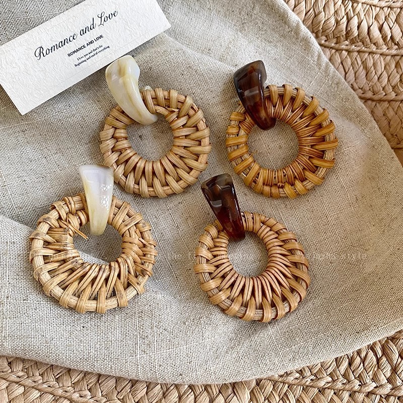 Wooden rattan and grass woven ear rings for women, 2025 new Bohemian vacation style earrings, exaggerated face-enhancing small stud earrings details Picture