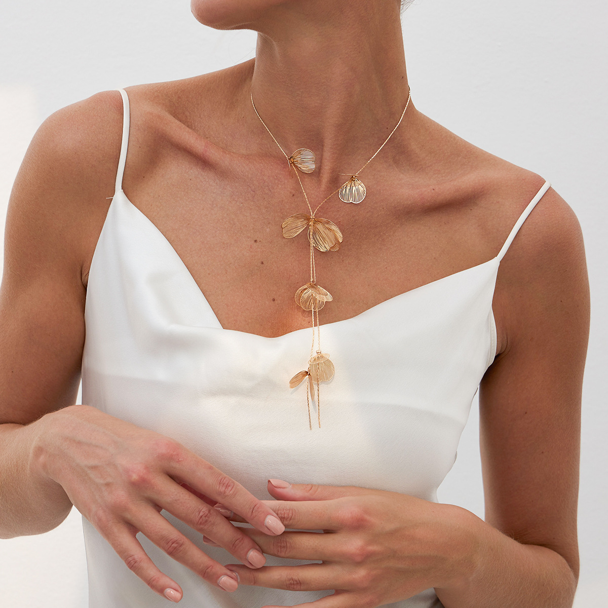 A niche retro ginkgo leaf tassel necklace from Europe and America, with a stylish design and a pull-out choker details Picture