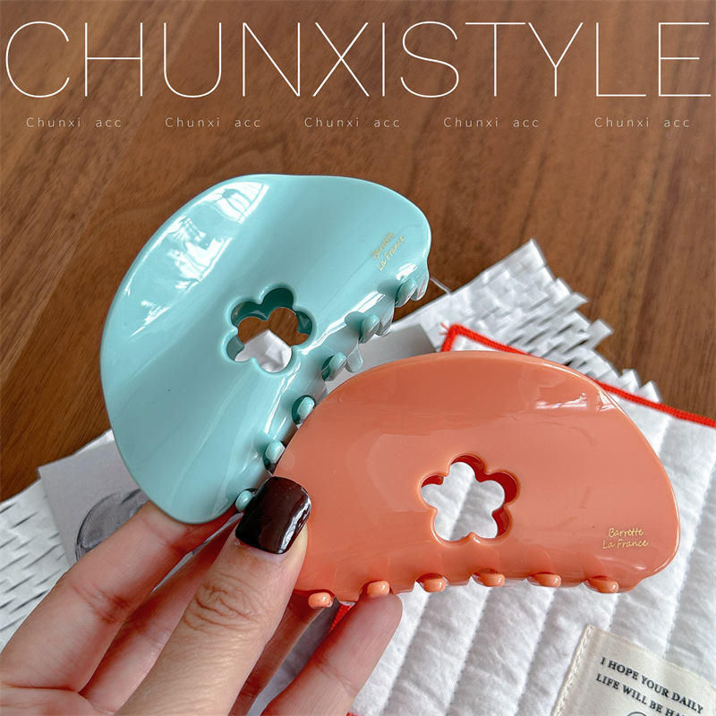 Cream yellow hollowed-out small flower grab clip, simple and versatile Korean style shark clip, sweet and elegant girl's back head updo hair accessory Application Scenario