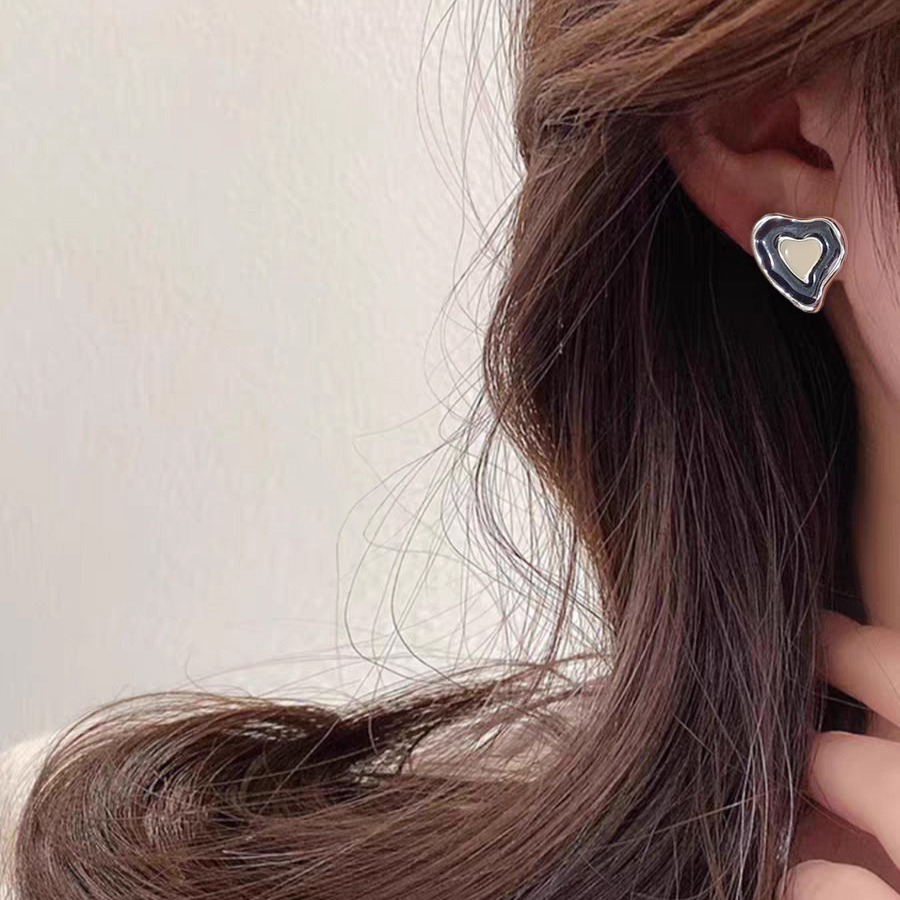 Niche, high-end, versatile, stylish, and design-savvy heart-shaped stud earrings for women, a new bestseller in 2025 details Picture