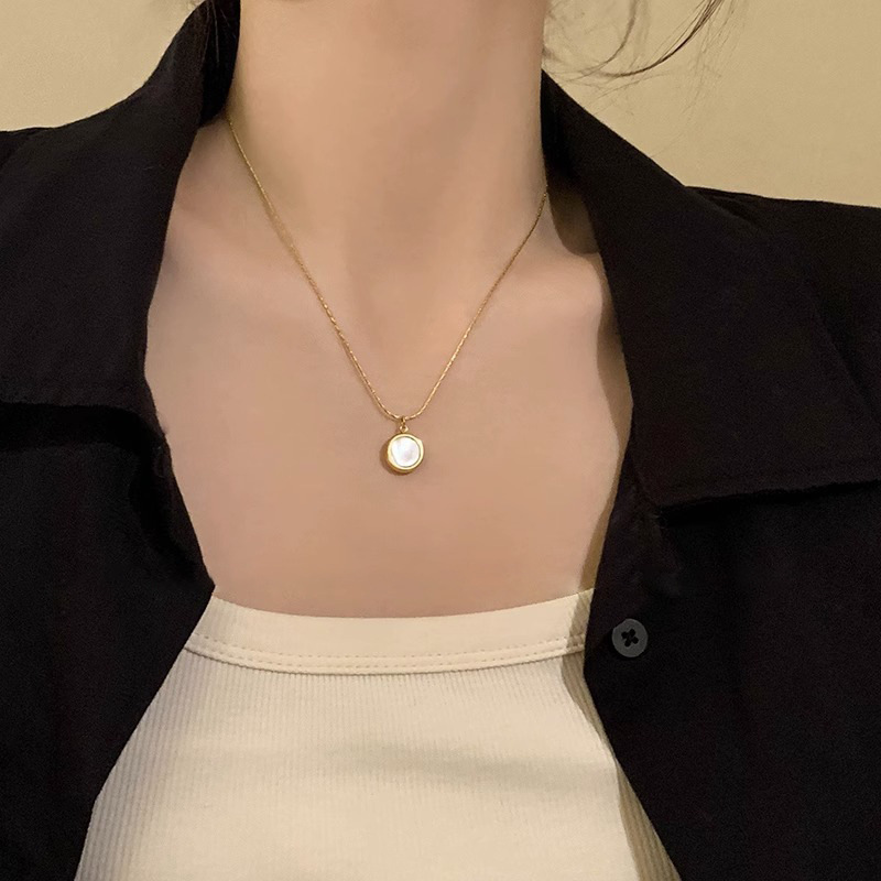 French round shell pendant copper necklace for girls, light luxury and niche style collarbone chain 2023 new style details Picture