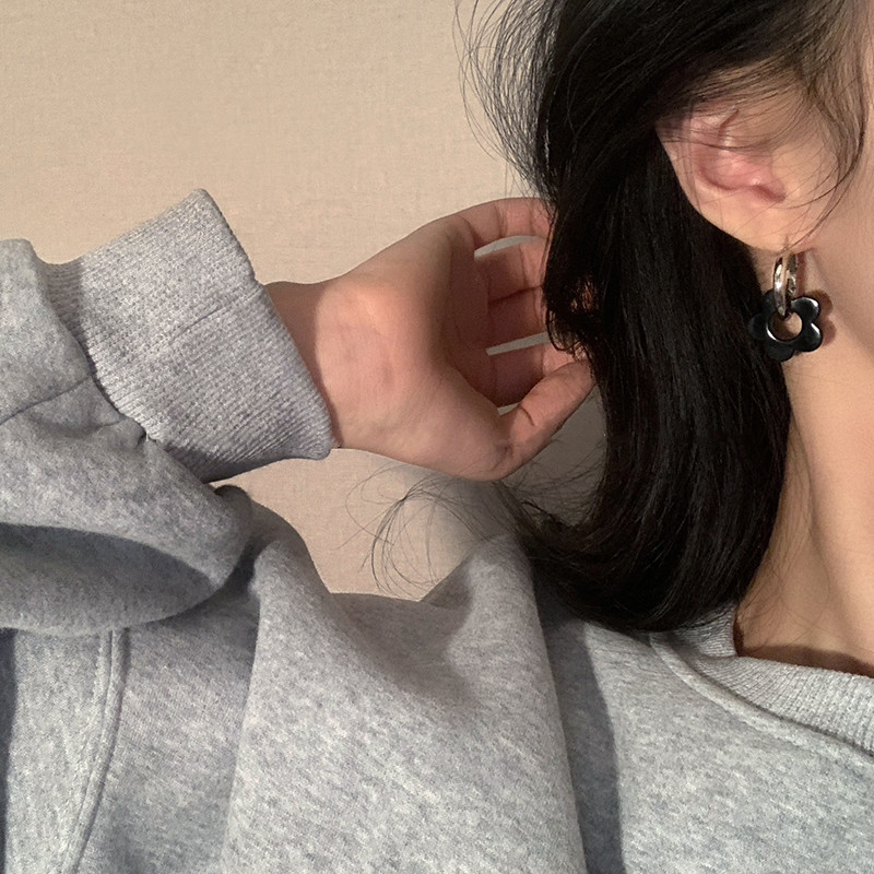 Korean retro and cute black resin small flower sweet and cool flower contrast color circle earrings with a metallic cold style design Specification drawing