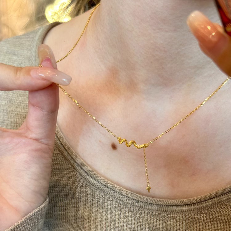 The classic design of the golden small snake collarbone chain exudes elegance. It is retro, simple and versatile, and a light luxury collarbone chain Application Scenario