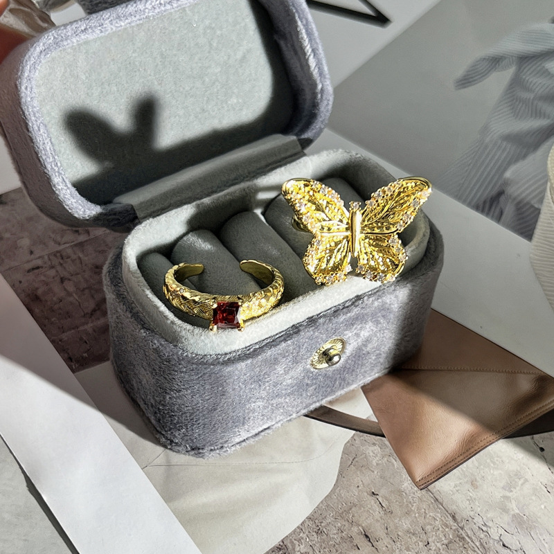 The new exaggerated three-dimensional butterfly opening ring for women with micro-settings features a niche design and a refined, individualistic European and American style, making it a trendy index ring Application Scenario