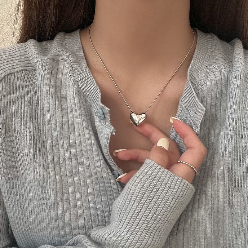 Silver heart-shaped necklace for women 2023, a new style of elegant heart-shaped collarbone chain, a light luxury and niche accessory necklace full figure