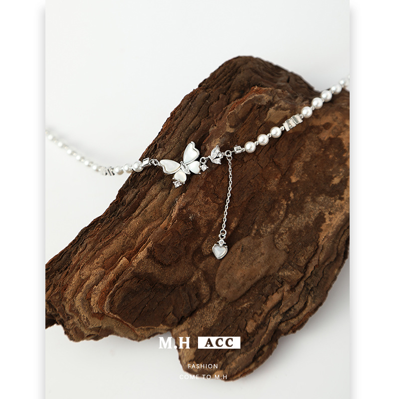 Korean minimalist pearl shell butterfly necklace for women, light luxury and high-end style collarbone chain, niche design, versatile necklace Application Scenario