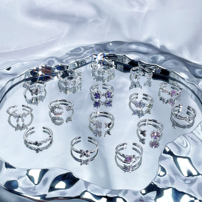 A small and exquisite butterfly ring for women, with a cold and unique design sense, is an Instagram simple and light luxury autumn and winter accessory full figure
