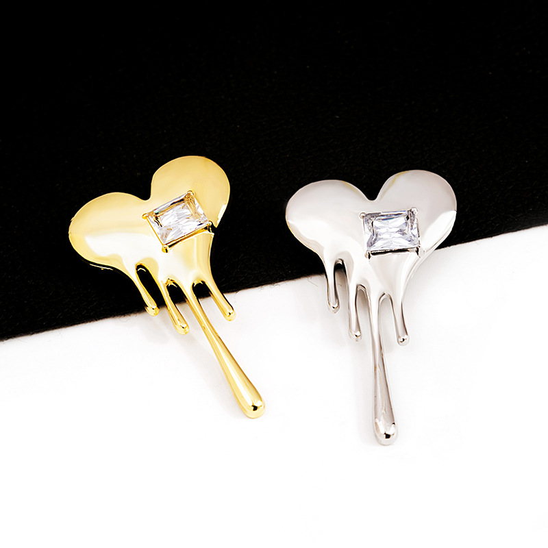 European and American retro metal style heart-shaped diamond-encrusted brooch, suit cardigan, overcoat, niche pin, simple and elegant accessory full figure