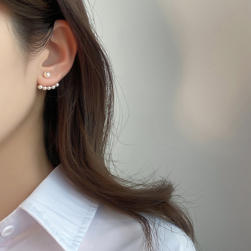 The 2025 new trendy 925 silver Korean ins style simple design earrings with fine pearl earrings exude a girlish charm Application Scenario