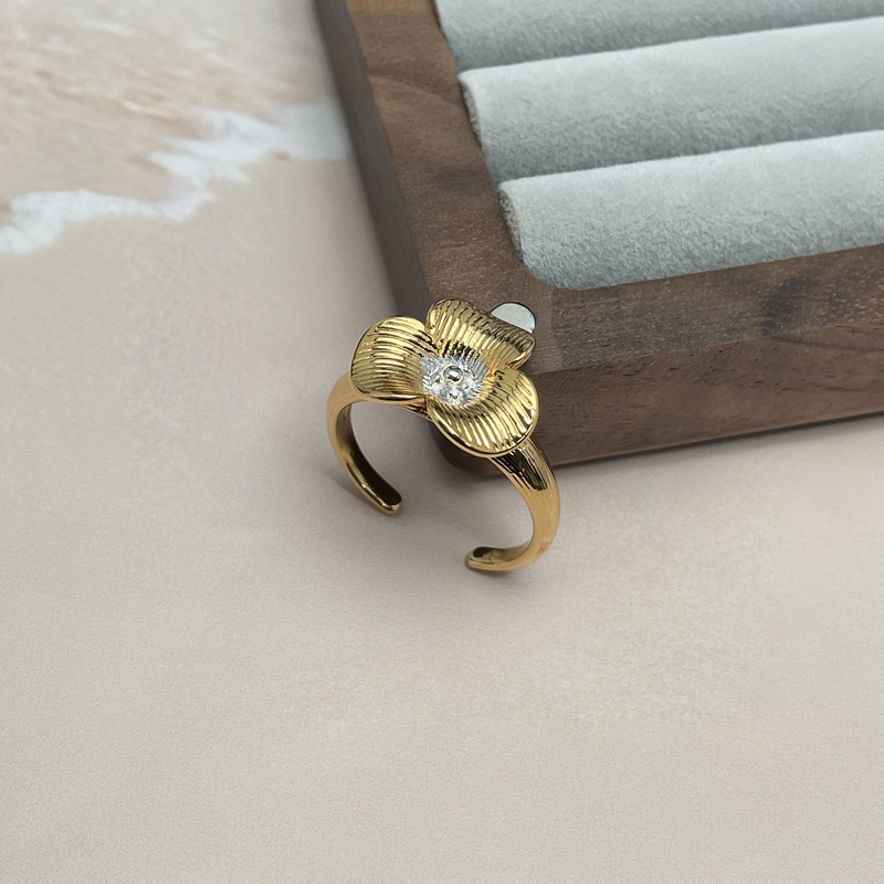 The new Chinese-style retro brushed flower ring for women features a light luxury, exquisite and cold design with a high-end feel, highlighting the white petal ring full figure