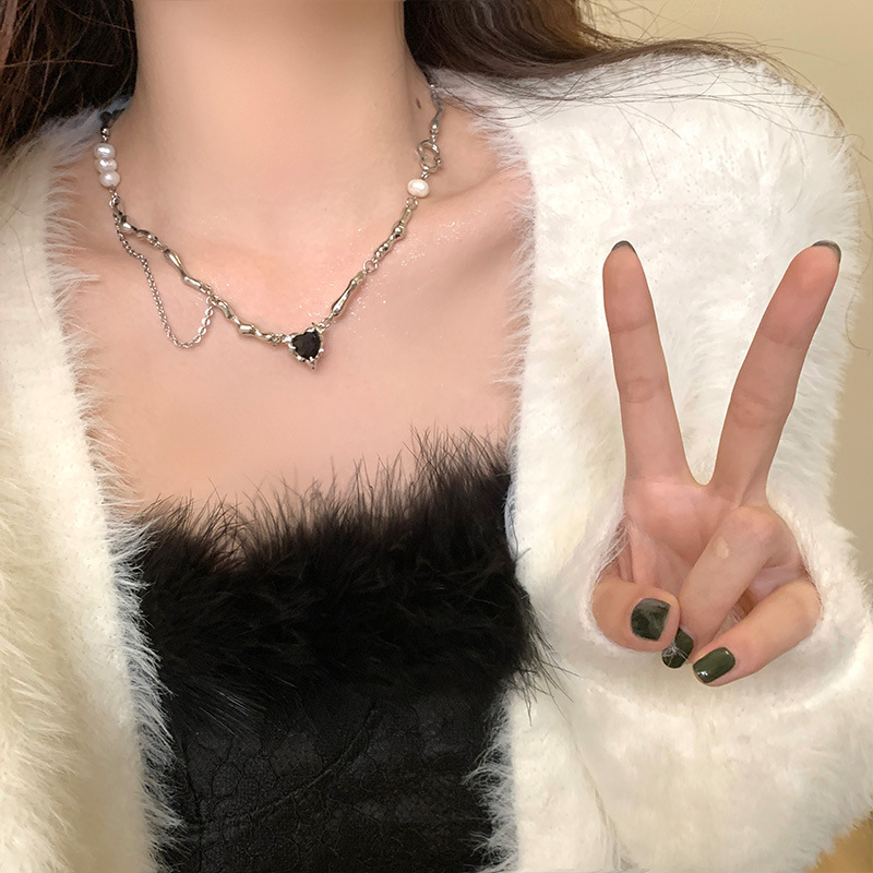 Black heart-shaped pearl necklace, collarbone chain, feminine and niche design accessory, sweater chain, ins style details Picture