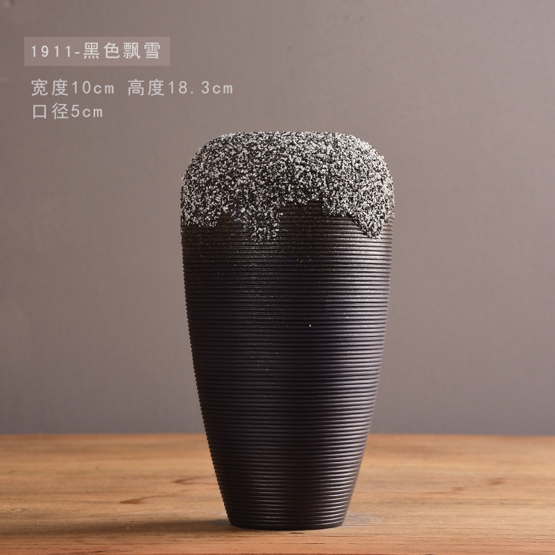 Modern and simple ceramic, pure hand-brushed black and white, creative home decoration items for the living room desktop, dry flower holders, hydroponic flower vases Application Scenario