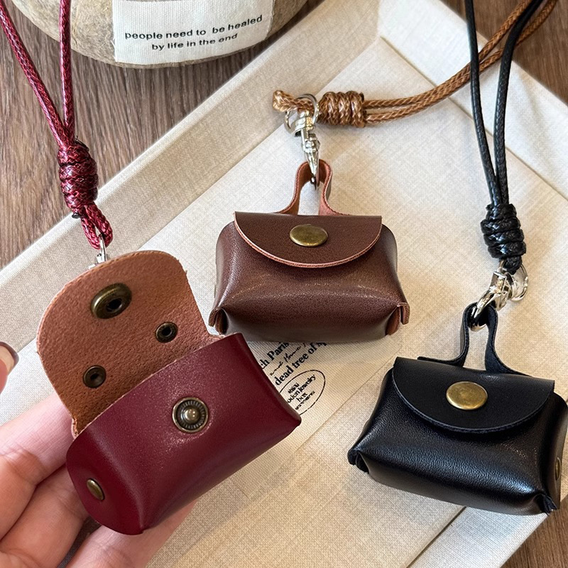 Retro leather loose change bag, neckband necklace, small and long sweater chain for women, headphone case, can be stored diagonally Application Scenario