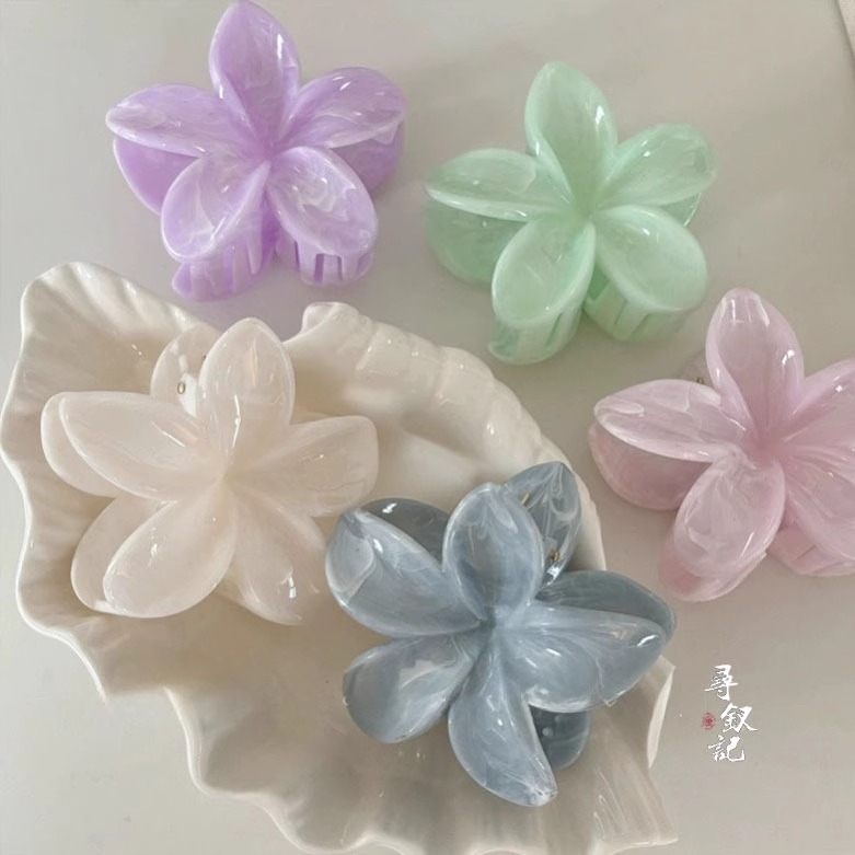 Summer mint Mambo frangipani grab clip with a high-end touch, flower shark clip, sweet back head three-dimensional hair clip details Picture