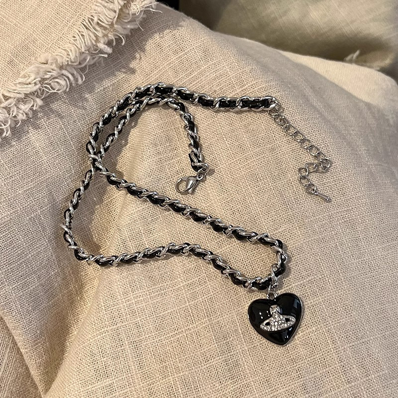 Black heart-shaped star pendant necklace with feminine charm, woven leather rope collarbone chain feel, fashionable, sweet and cool, a hot girl necklace Application Scenario