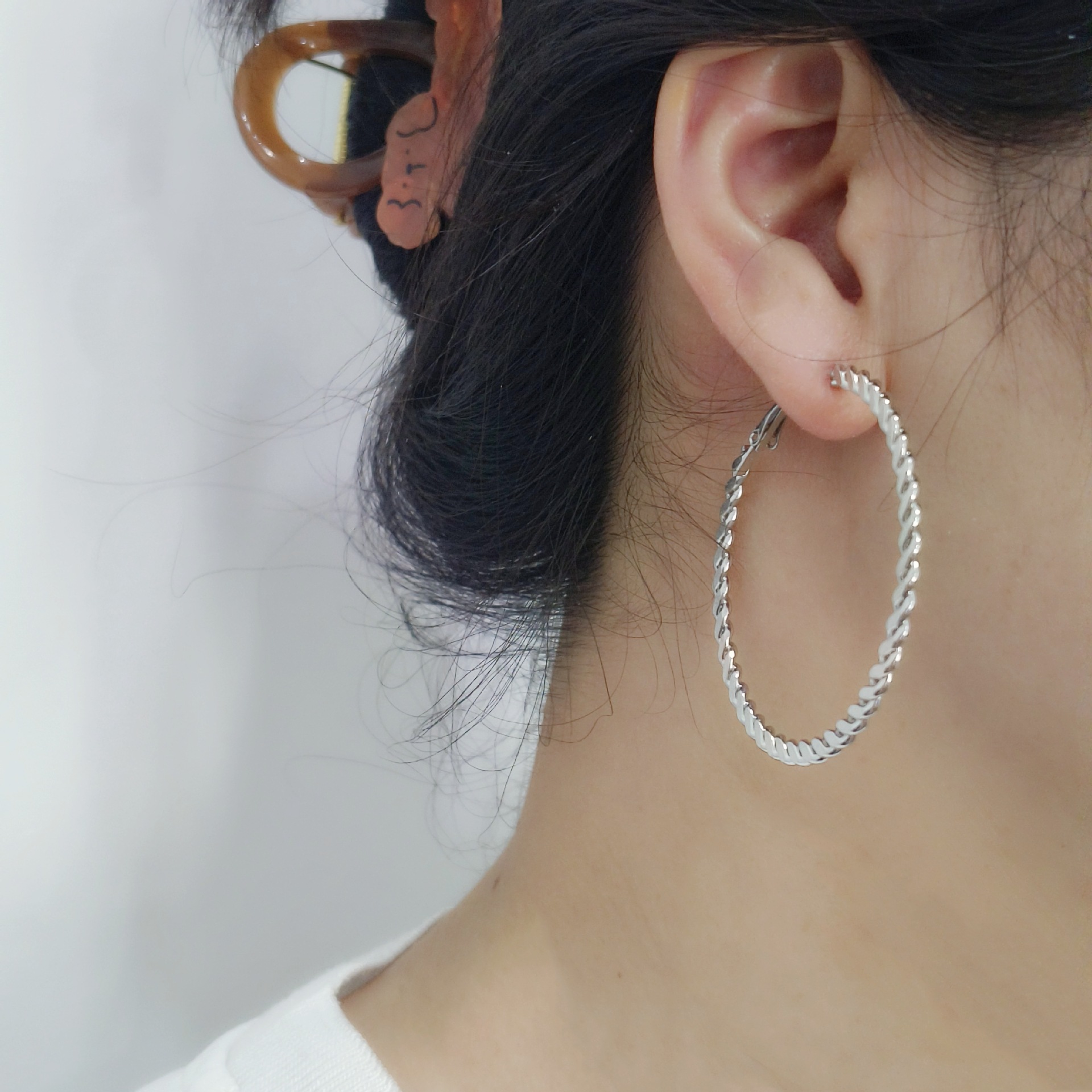 Korean-style Hong Kong-style retro plain ring earrings, simple and versatile, cold style twisted ear rings, niche high-end and elegant earrings details Picture