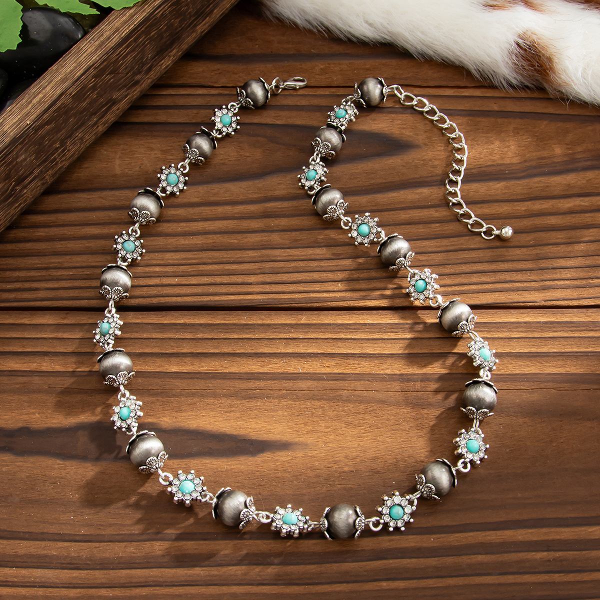 European and American cross-border jewelry, high-end diamond-encrusted small flower collarbone chain, cold style antique tin brushed CCB beaded necklace Application Scenario