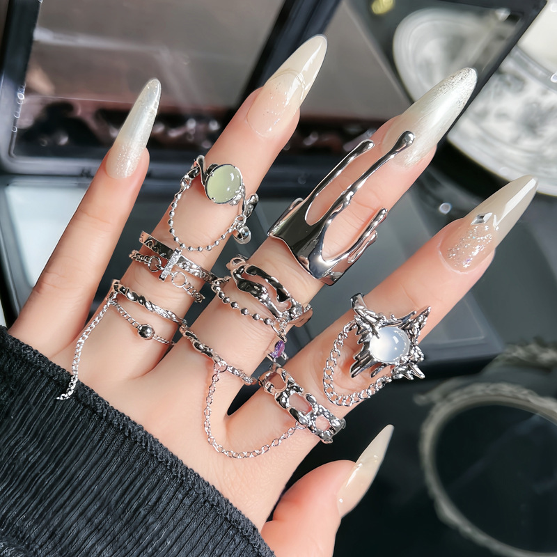 Punk personality, irregular shape, pleated chain opening ring, gender-neutral style, simple, fashionable and niche index finger ring Application Scenario