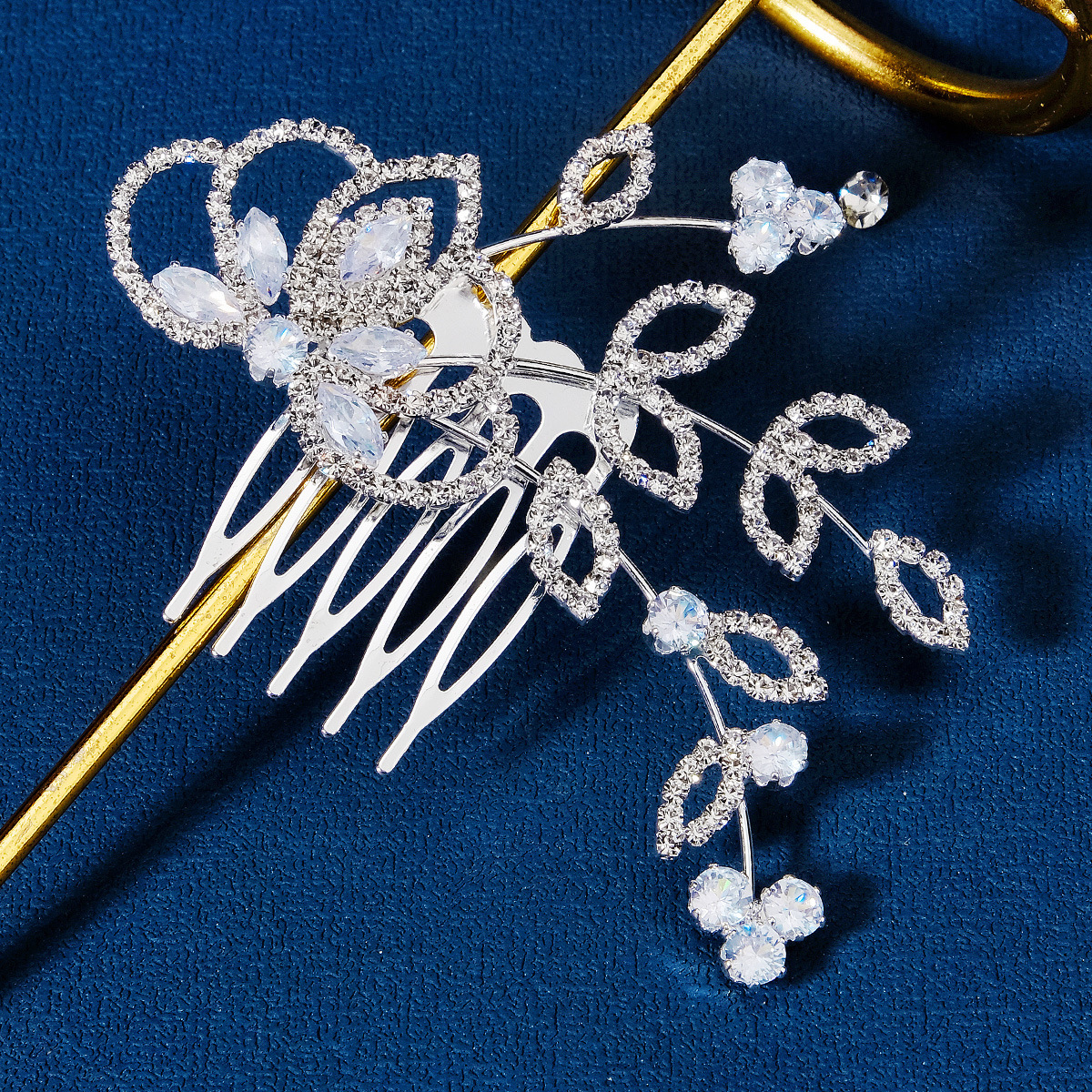 European and American design sense hair accessories, full diamond flower heart-shaped comb, retro bride's updo, alloy zircon five-toothed comb Specification drawing
