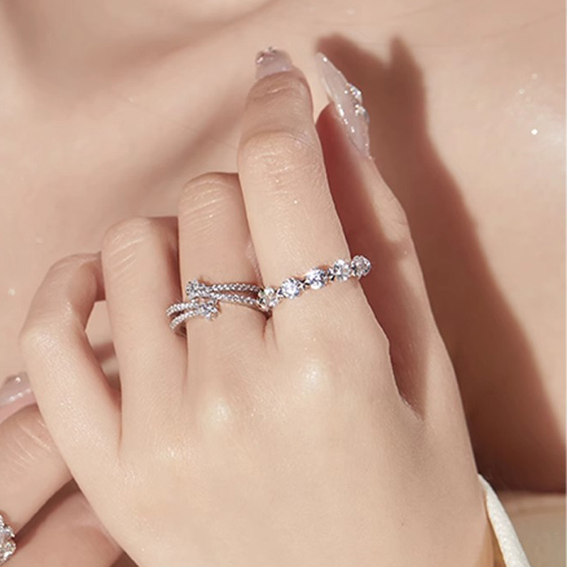 This is a niche design with a fashionable and elegant style. It features a double-layered star-encircled open ring with a cold and delicate diamond-encrusted five-pointed star ring Specification drawing