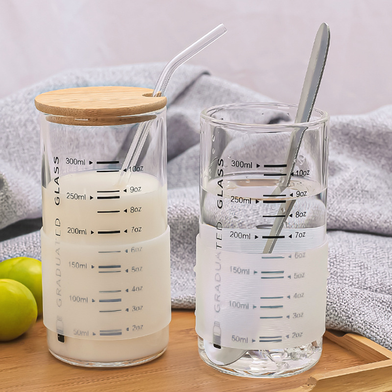 A transparent high borosilicate glass straw water cup with a scale for children's breakfast at home. It can be used to prepare milk powder for breakfast Application Scenario