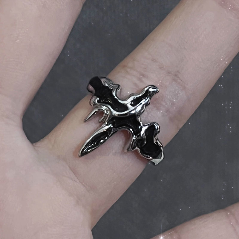 A unique open-top ring with a dark punk style from Europe and America, a cool and cold cross-shaped irregular starlight ring for women on Instagram details Picture