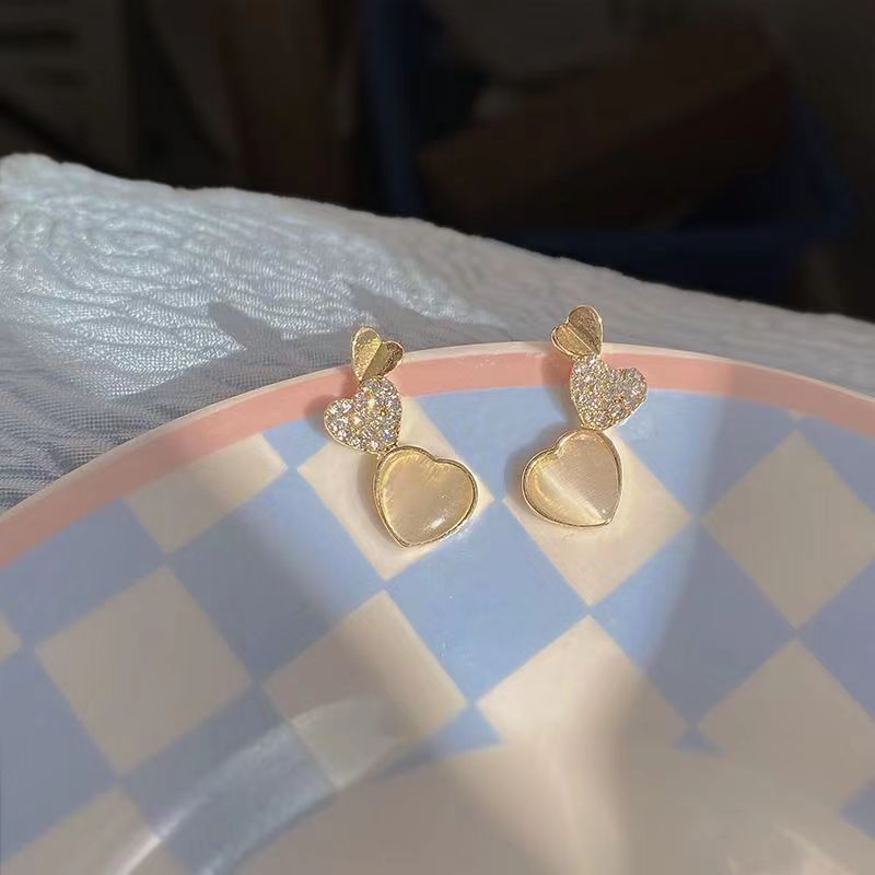 Gentle and elegant ~ New trendy heart-shaped cat's eye stone ear studs for women, light luxury, niche and high-end earrings and earrings in 2025 full figure