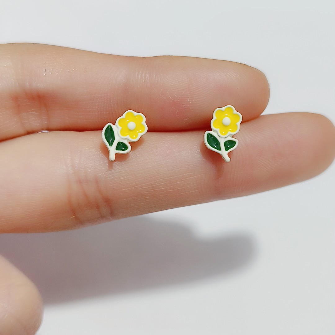 A fresh and elegant yellow flower three-piece set of ear studs for women, with a sweet and unique style, is versatile and has a small design sense Application Scenario