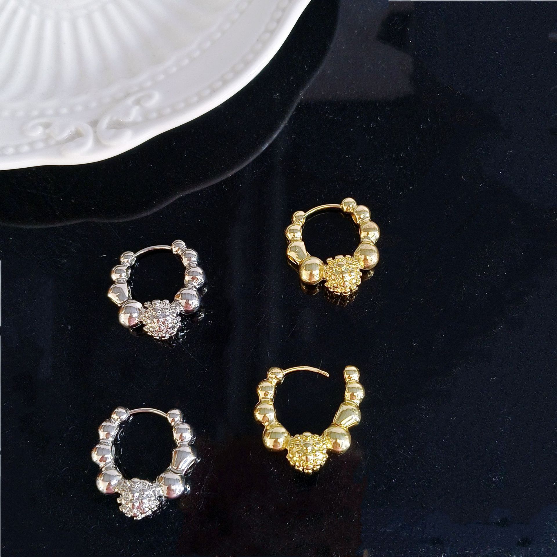 European and American ins round ball earrings for women, light luxury, exquisite, versatile and niche design, daily commuting ear buckles for women, wholesale from the manufacturer Application Scenario