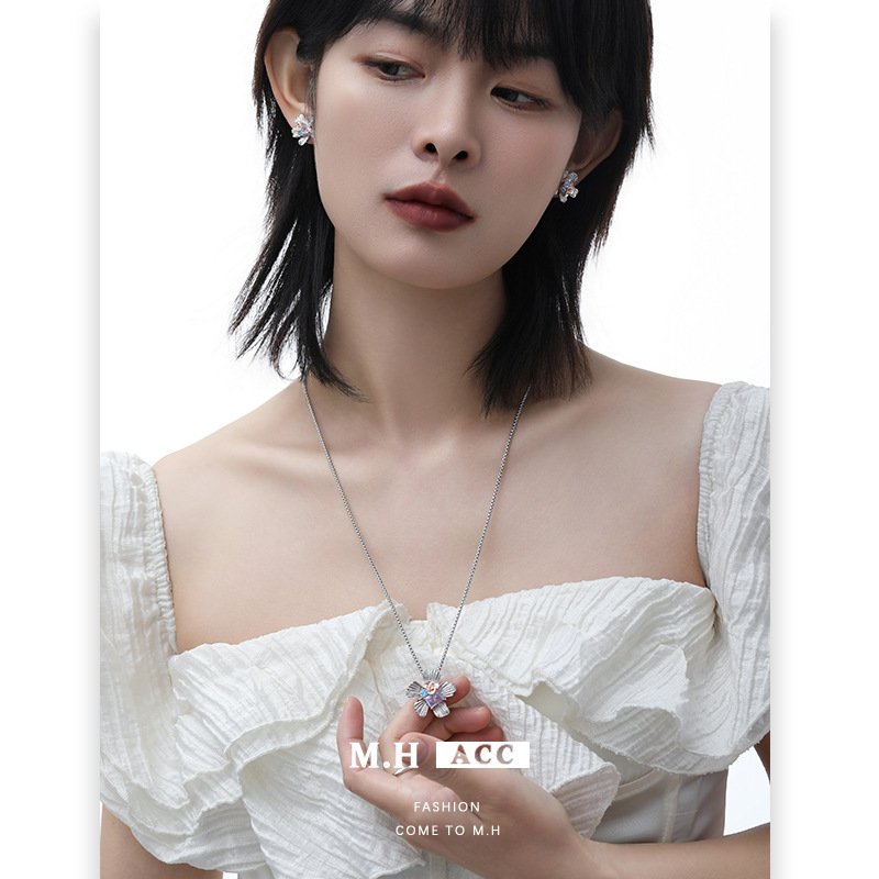 Original design, retro metal texture flower necklace, European and American light luxury, fashionable and elegant, high-end collarbone chain for women full figure