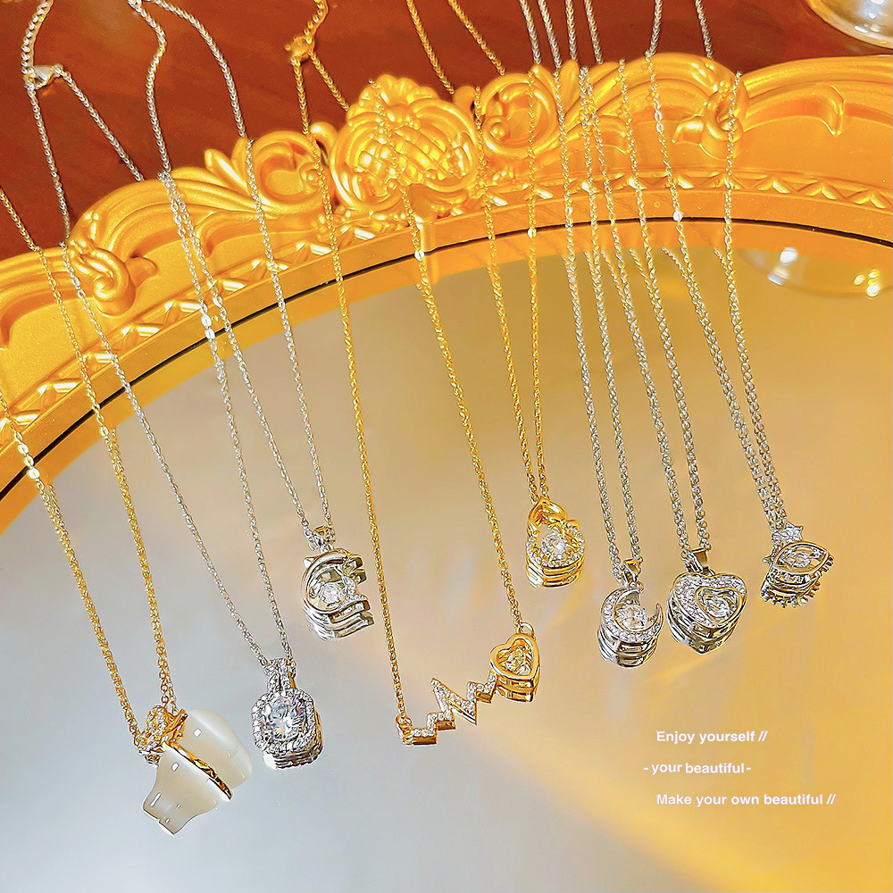 A light luxury titanium steel necklace from Japan and South Korea, a fresh and simple heart-shaped neckchain pendant, a trendy collarbone chain with a simple and elegant style full figure