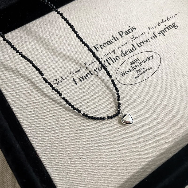 Black crystal metal heart-shaped necklace, a unique design for women, retro and individual, simple and versatile, elegant neckchain and collarbone chain Application Scenario