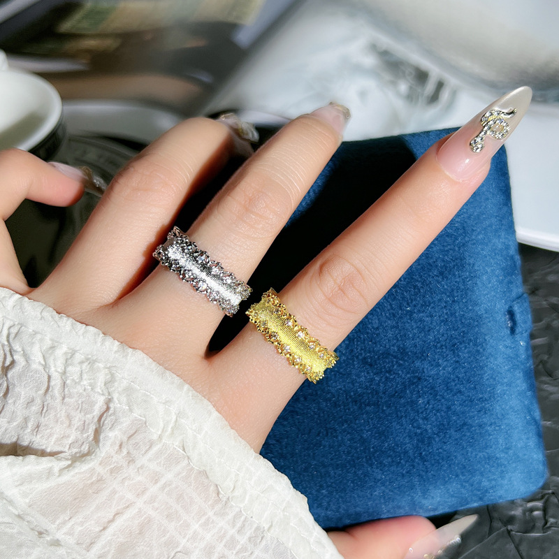 Retro court-style hollowed-out lace, brushed and diamond-encrusted ring, a versatile and gender-neutral couple's ring details Picture